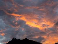 Die glühende Wolkenwand löst sich in einzelne Fetzen auf